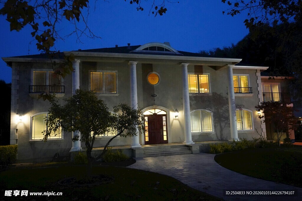 夜幕下的精美独栋别墅