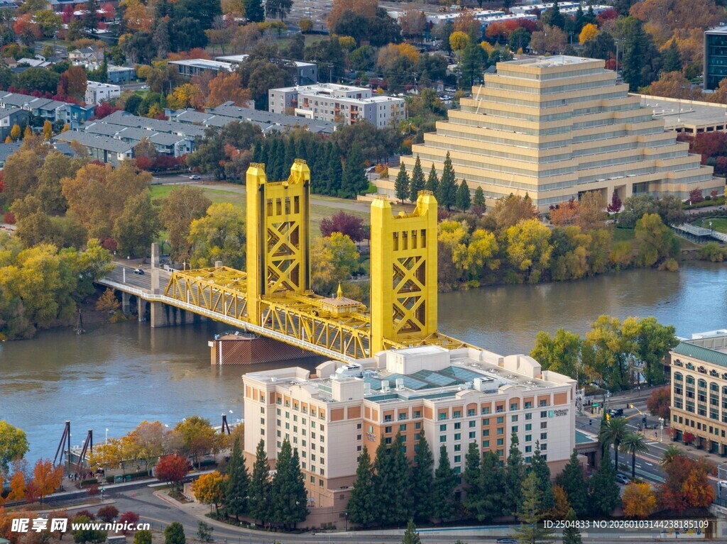 波特兰城市中的黄色桥梁景观