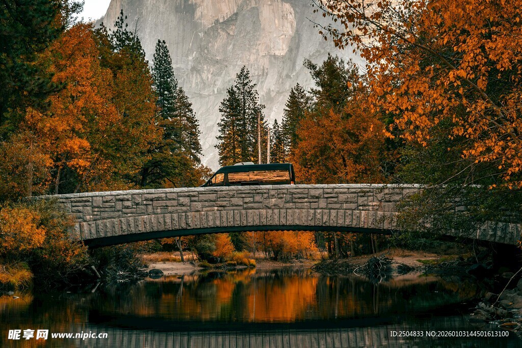 秋日石桥边的斑斓风景