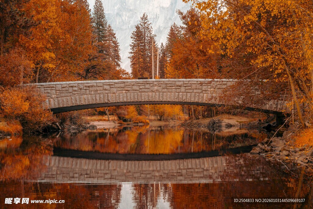 秋日拱桥映于宁静湖水