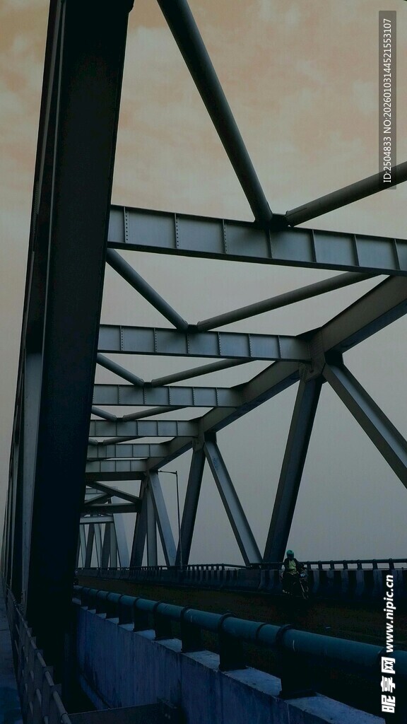 黄昏下的桥梁钢结构