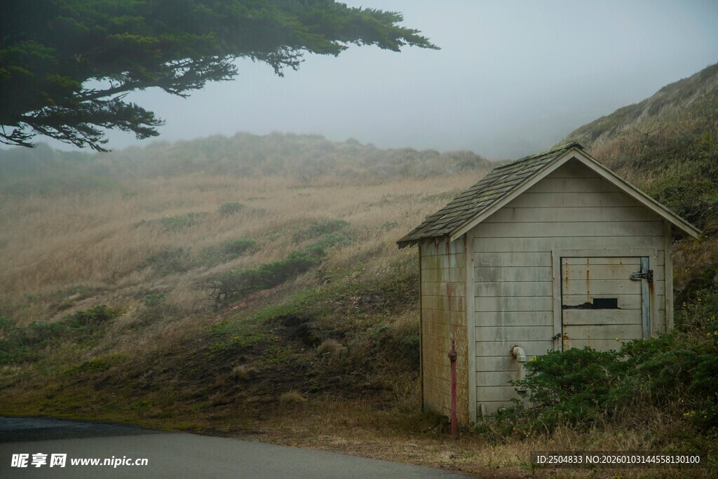 山间路旁的老旧小屋
