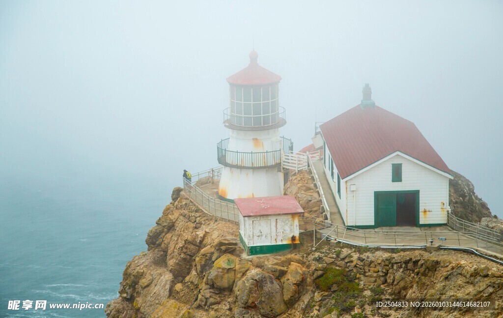 悬崖上的灯塔与小屋