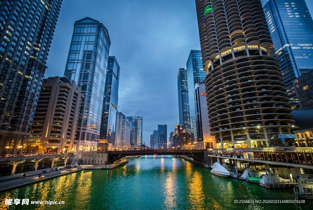 城市河畔夜景璀璨灯火