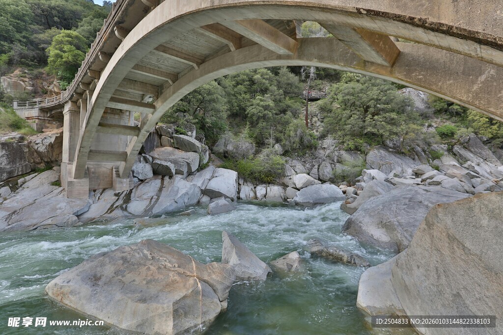 山间石桥横跨湍急溪流