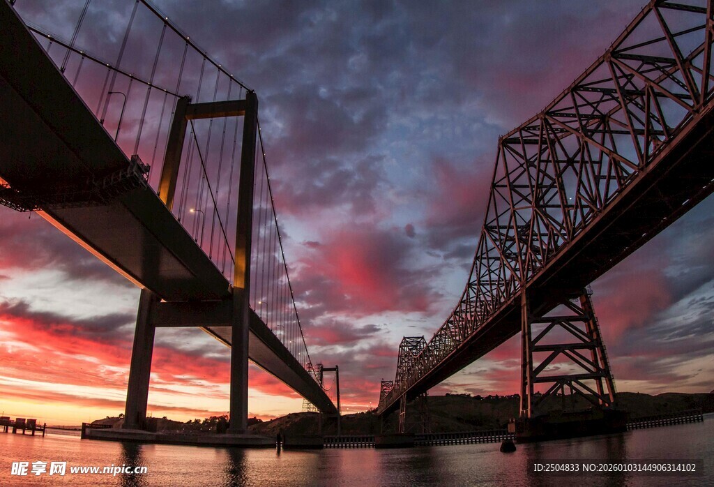 黄昏时分的壮丽桥梁景观