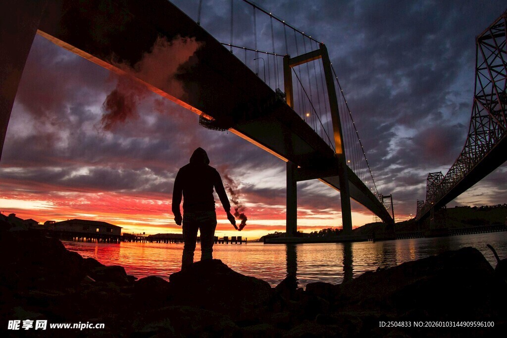 夕阳下桥上的孤独身影
