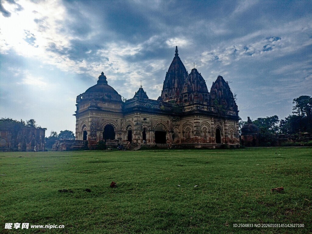 古老城堡矗立绿色草地