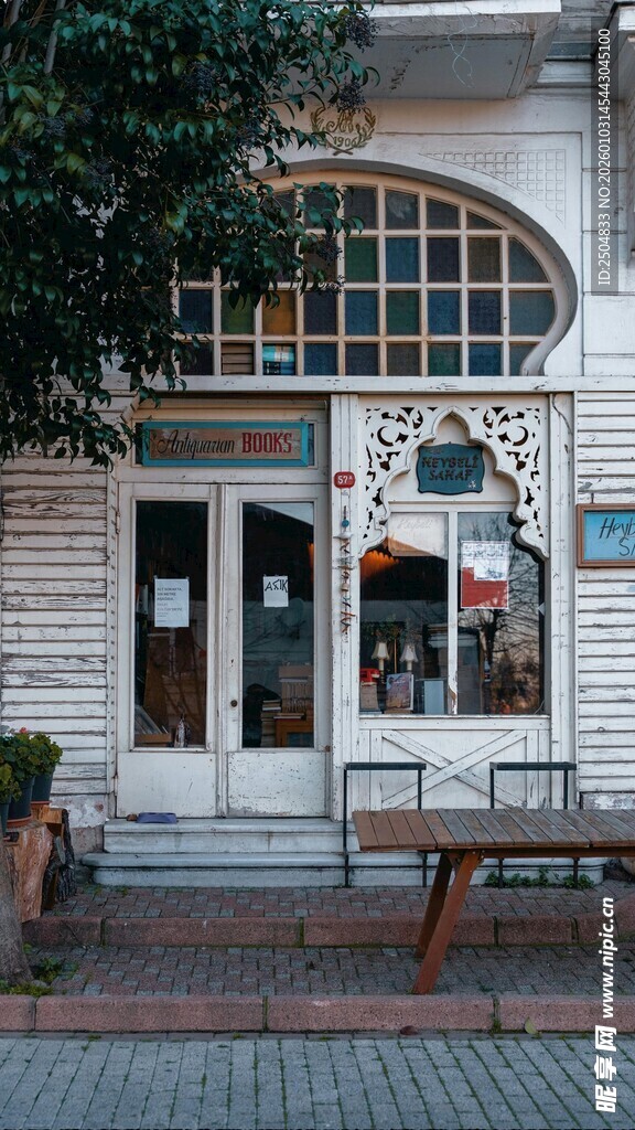 街边精致小店外观