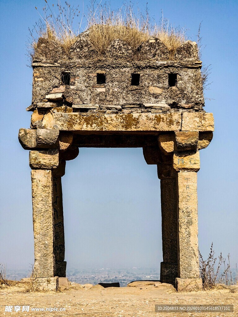 古老石拱门遗迹