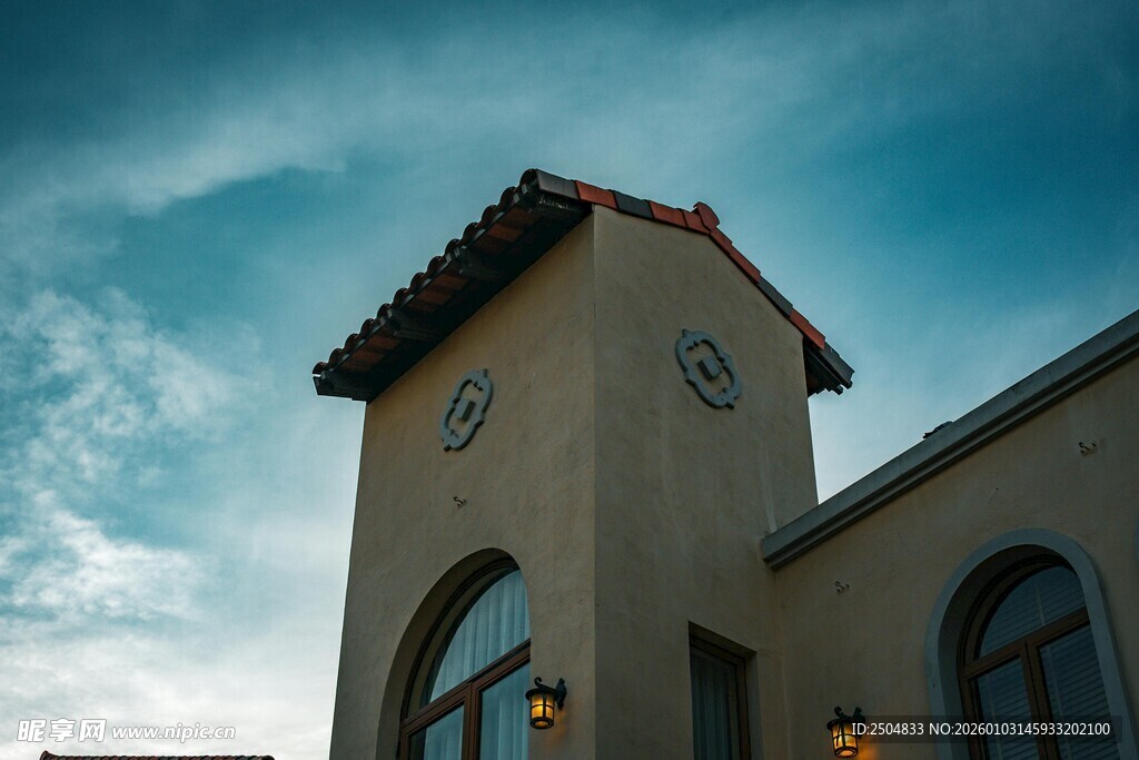 古朴钟楼 蓝天白云相伴