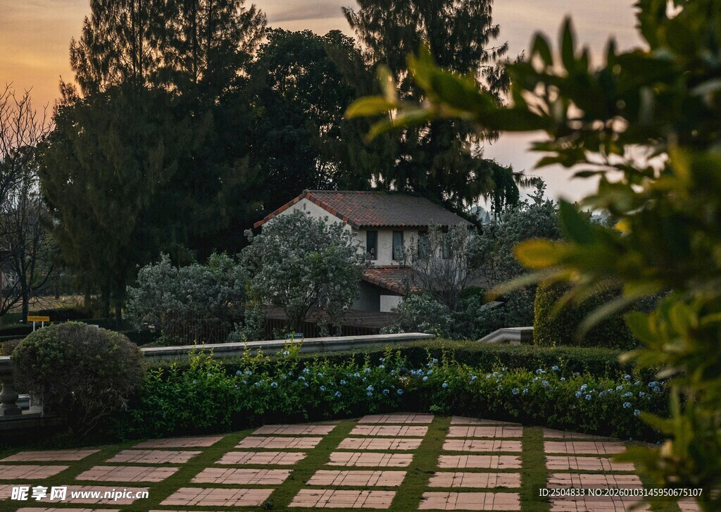 黄昏下的庭院与远处房屋