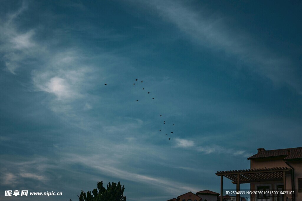 蓝天之下的房屋与云彩