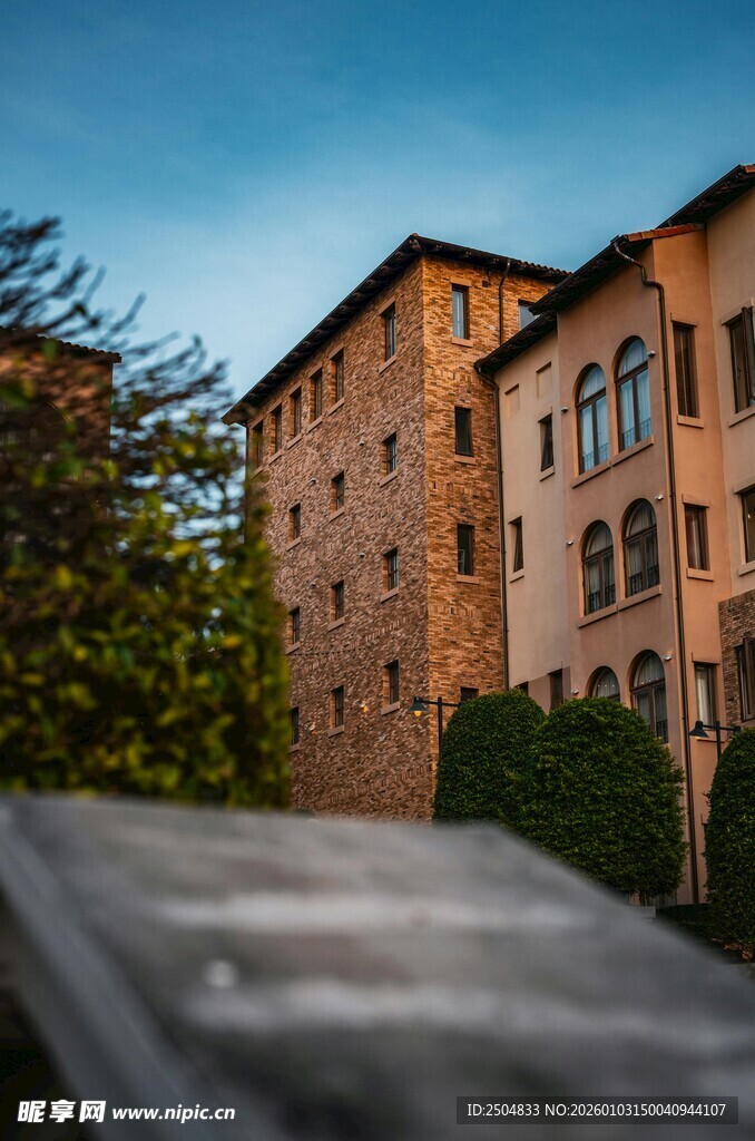 古老建筑与绿植相映成趣