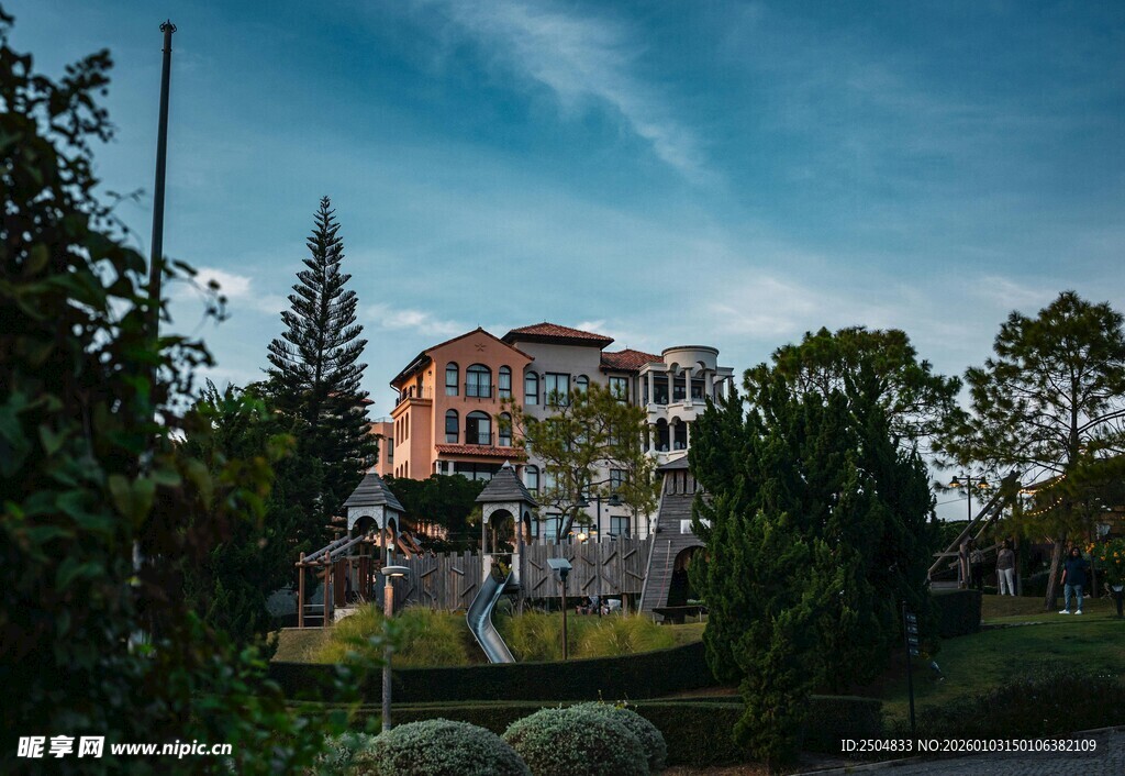 黄昏下的欧式建筑与园林