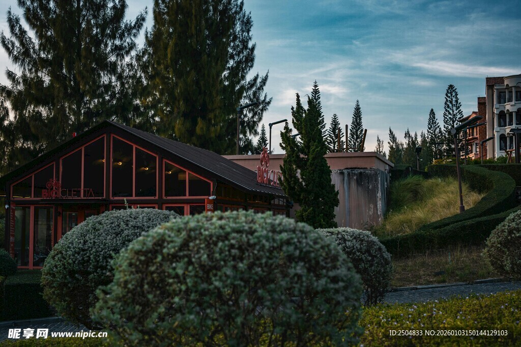 湖畔木屋旁的绿植景观