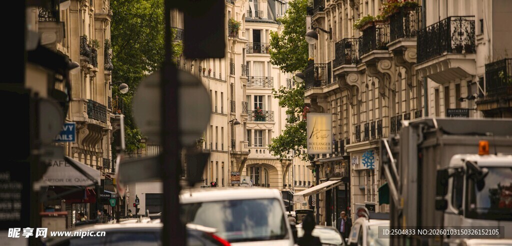 城市街道中的车辆与建筑