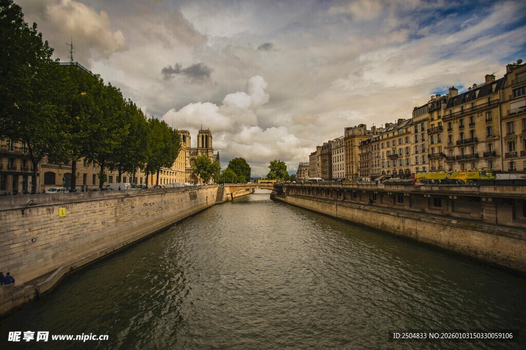 巴黎河畔风景