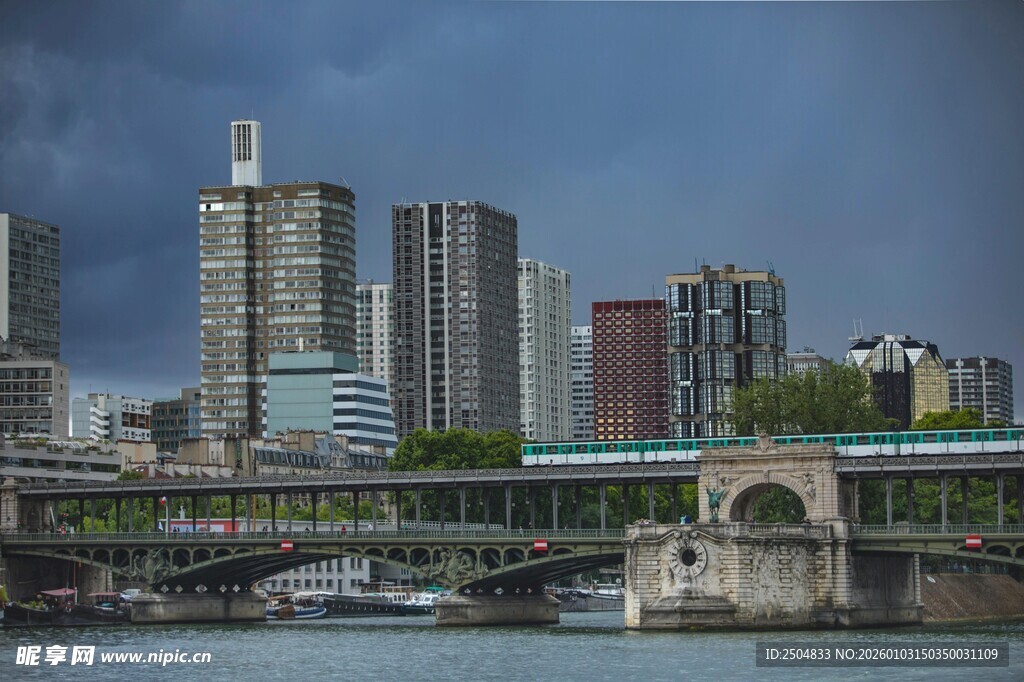 城市河畔桥梁与高楼景观