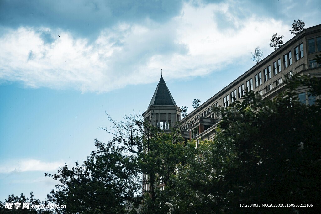 城堡旁绿树映衬蓝天