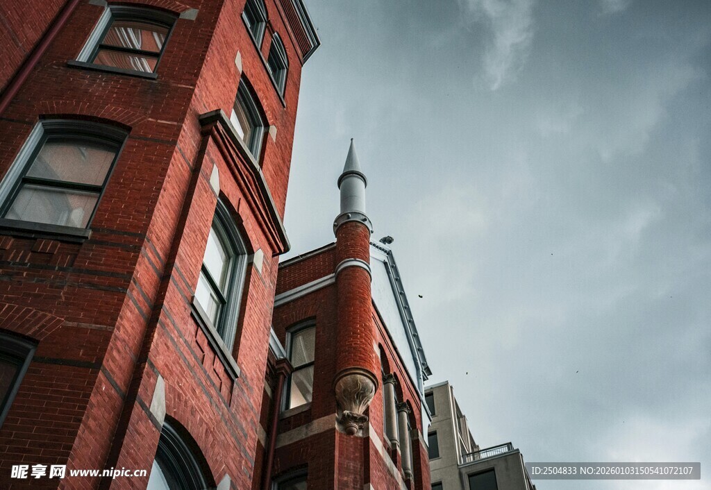 红砖建筑仰拍景象