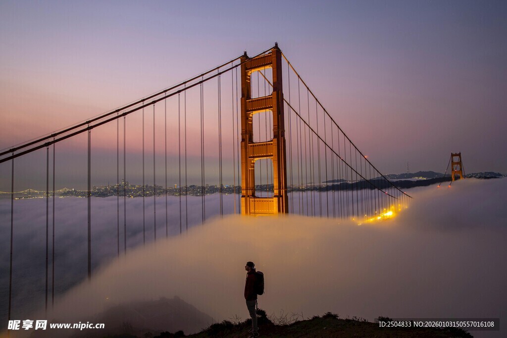 黄昏下的金门大桥与独行者