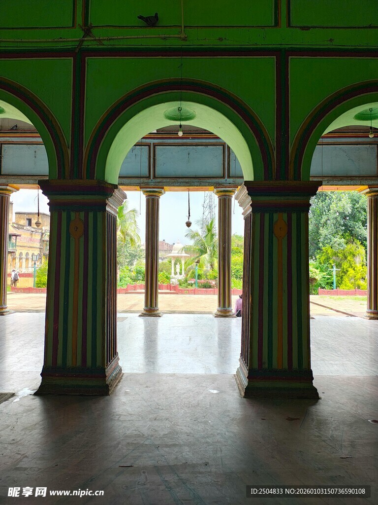 绿色拱形建筑内的开阔空间