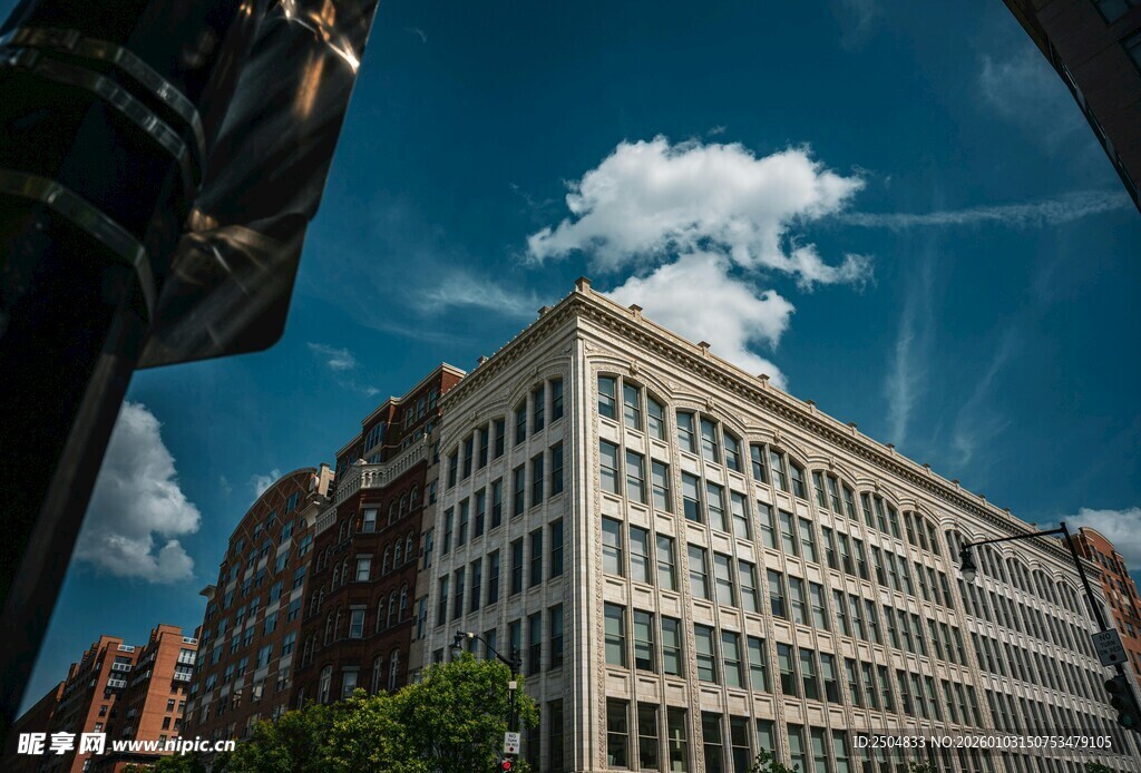 城市中高耸的现代建筑