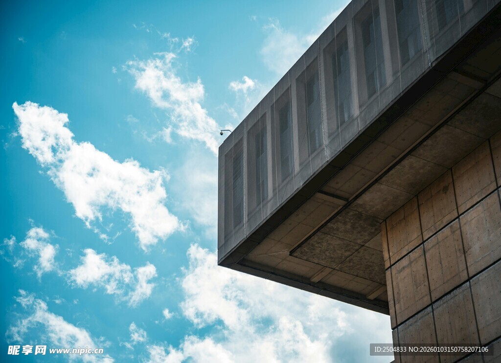 蓝天之下的建筑一角