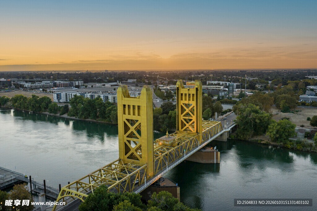 黄昏下的黄色桥梁景观