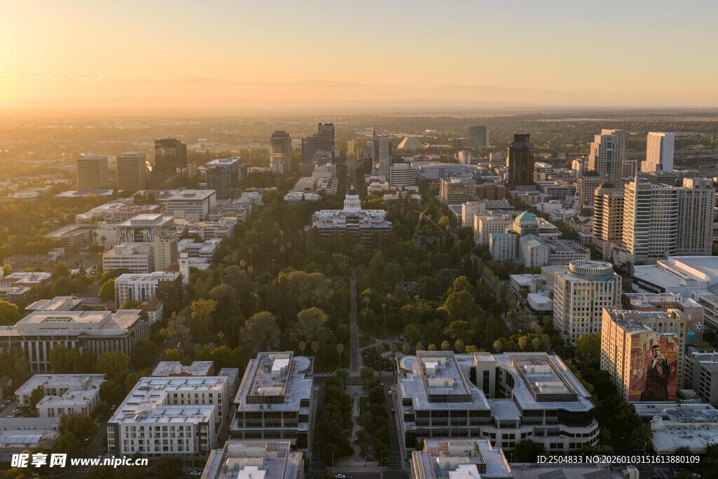 城市日落全景俯瞰图