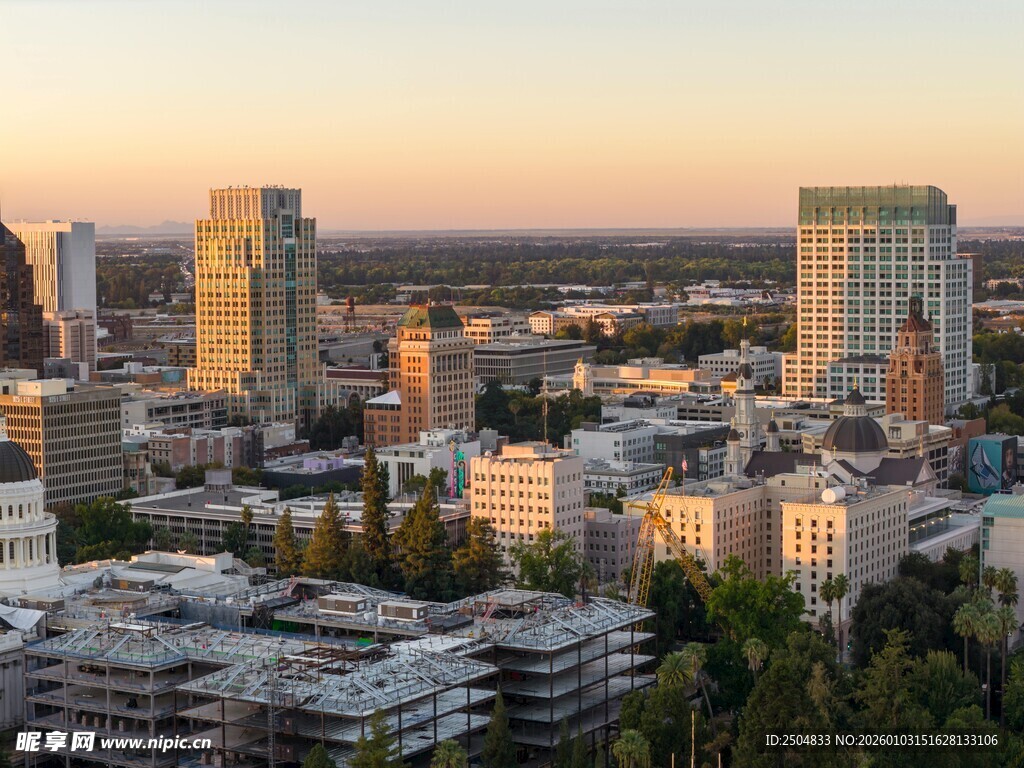 城市天际线的黄昏美景