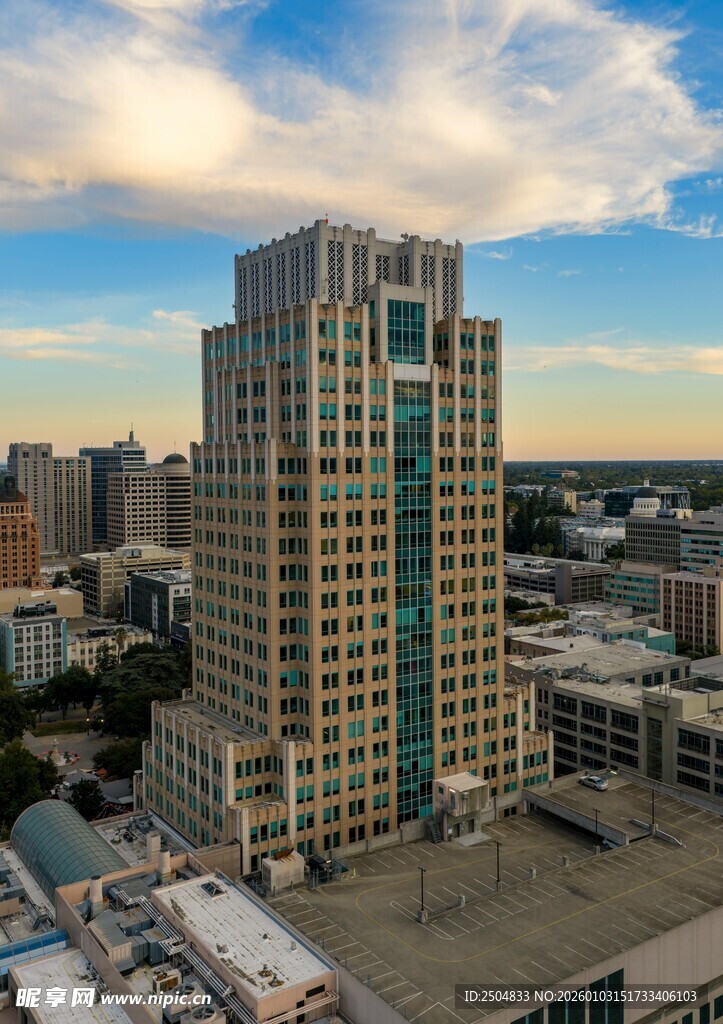 城市中高耸的现代化建筑