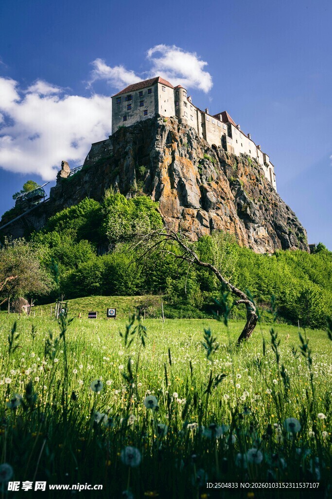 山丘上的古老城堡