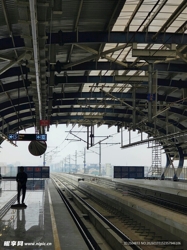 空旷火车站台场景