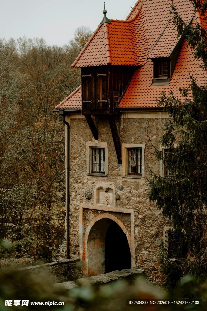 古老石砌建筑 红顶显韵味