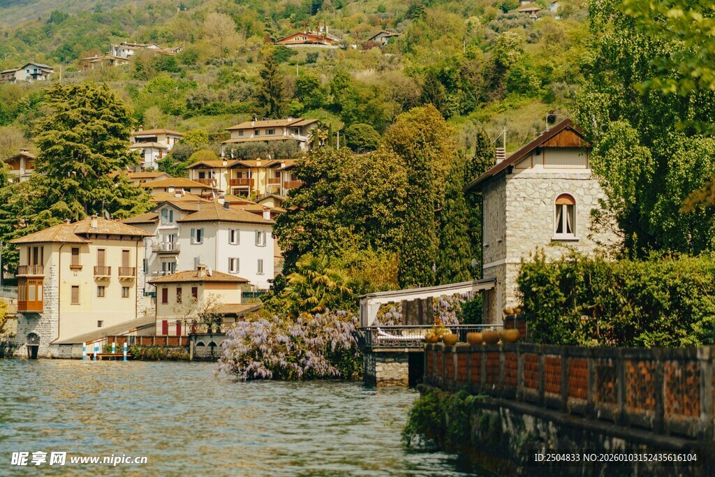 湖畔欧式建筑风景