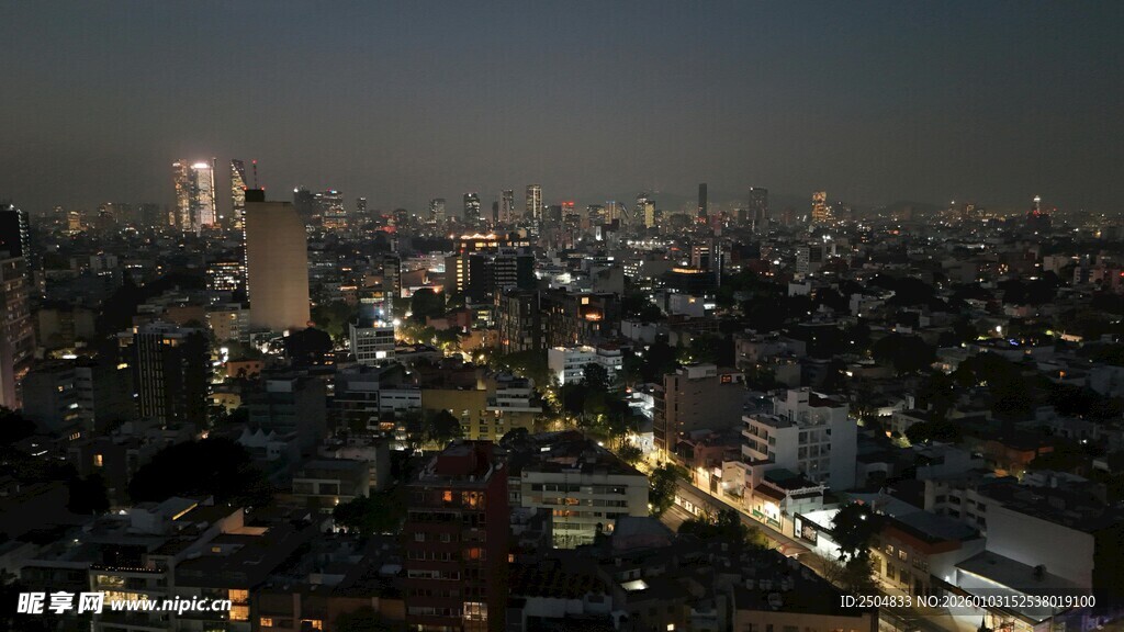 夜幕下的城市璀璨灯火