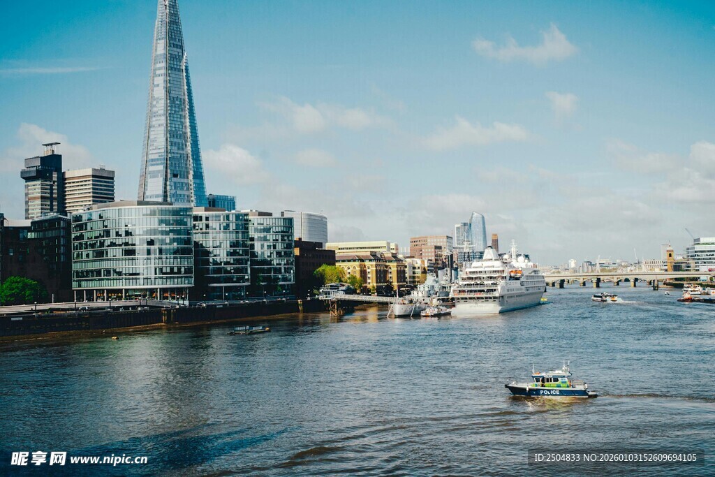伦敦河畔城市风光