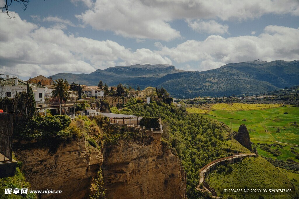 悬崖边城镇风景如画