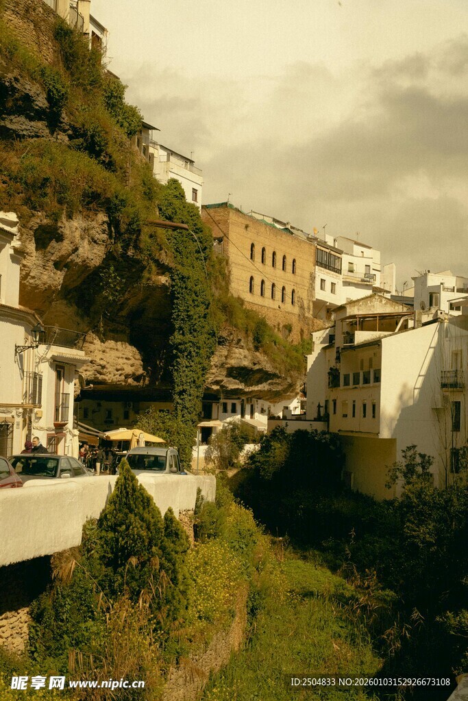 山间错落有致的白色建筑