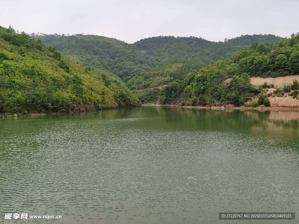 青山环绕的宁静湖泊