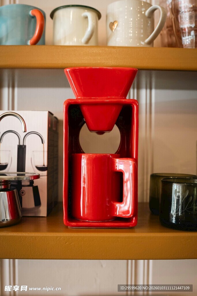 红色咖啡器具架上的杯具
