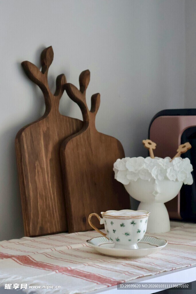 复古风木质砧板与精致茶具