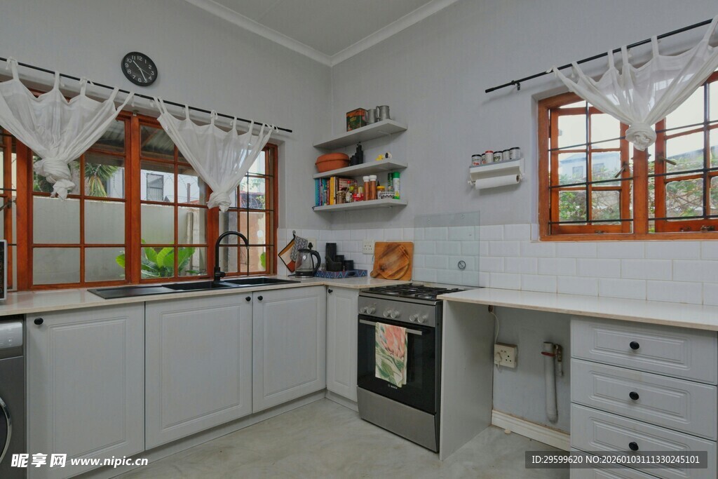 现代简约风的明亮厨房空间