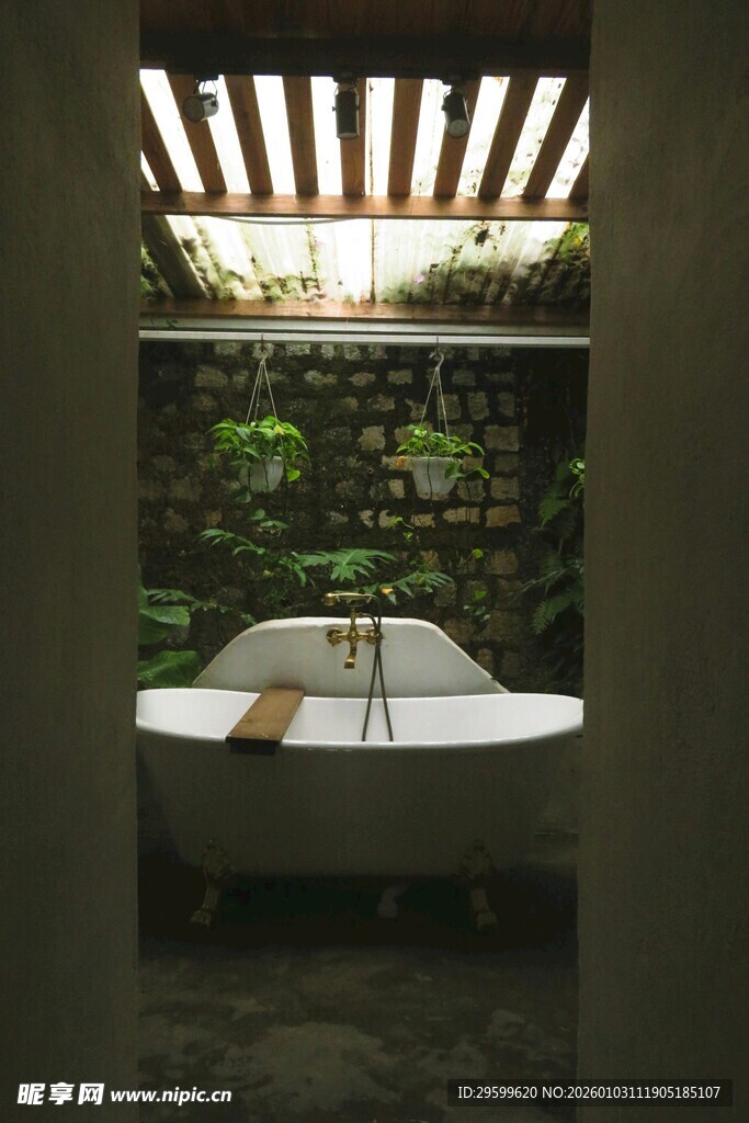 户外绿植环绕的复古浴缸