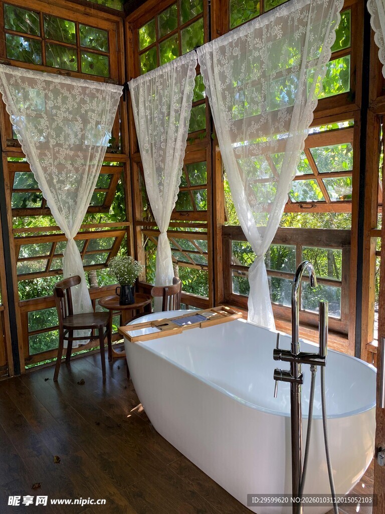 森林中的梦幻浴缸浴室
