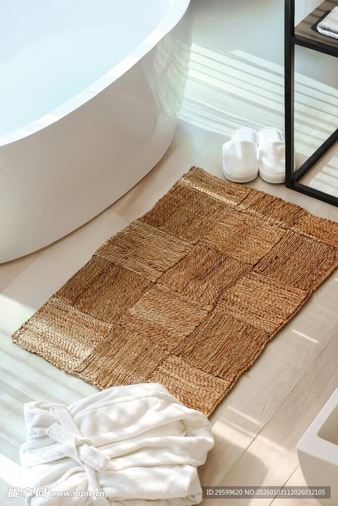 浴室棕色编织地垫与毛巾