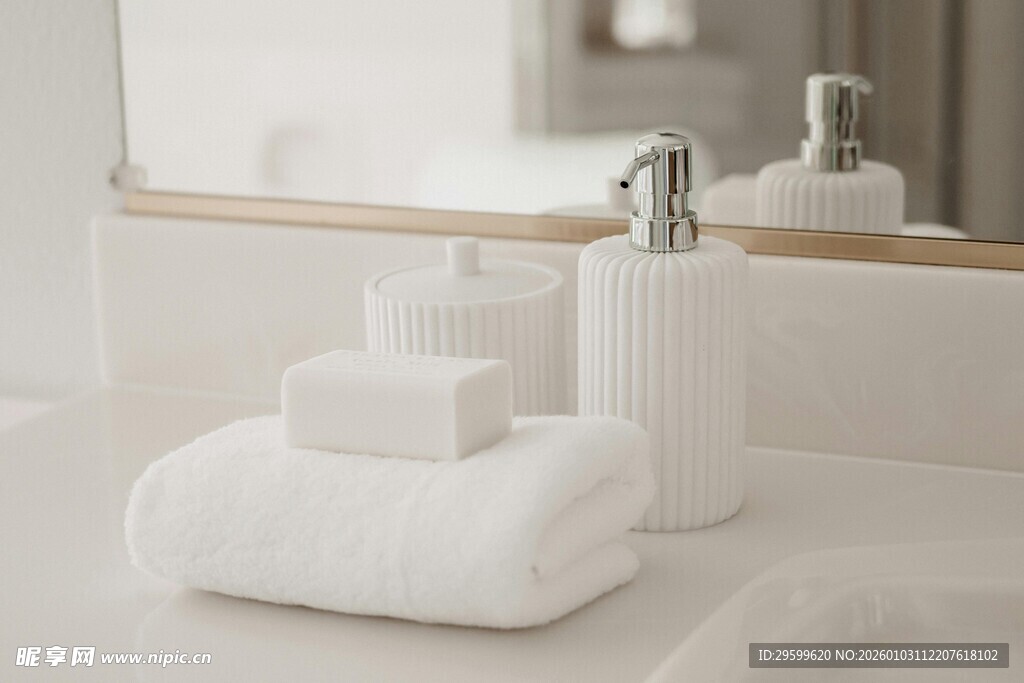 浴室整洁的白色毛巾与用品