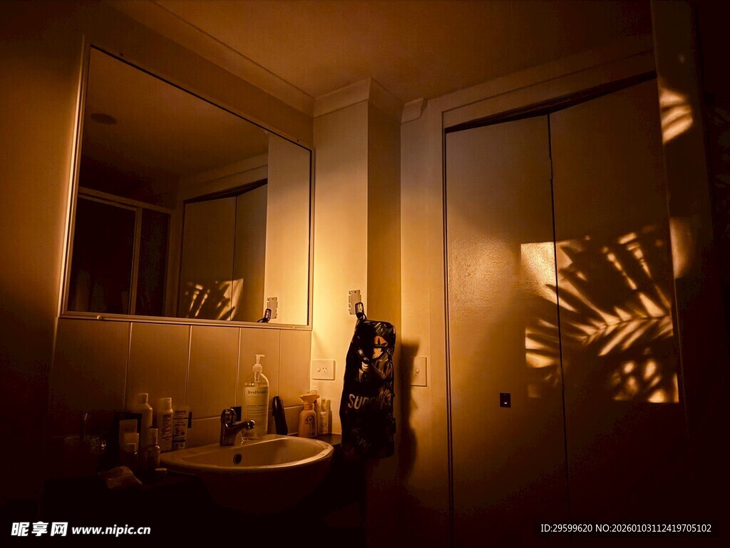 昏暗浴室中的光影景象